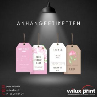 Verschiedene individuell gestaltete Anhängeetiketten mit floralem Design, die mit Fäden an Produkten befestigt sind und eine elegante Produktkennzeichnung bieten.