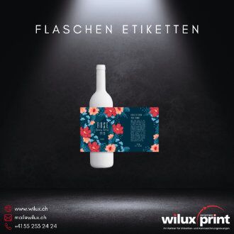 Flaschen Etikett im floralen Design auf einer Weinflasche, ideal für personalisierte und auffällige Produktpräsentation.