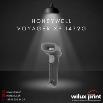 Der Honeywell Voyager XP 1472g kabelloser Barcode-Scanner steht unter einer Lampe auf einem dunklen Hintergrund. Ideal für Einzelhandel und Lagerverwaltung, bietet er Flexibilität mit Bluetooth 4.2 und einer Akkulaufzeit von bis zu 14 Stunden.