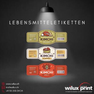 Drei elegante Lebensmitteletiketten mit Kimchi-Varianten: Organic, Classic und Spicy, die ideal für verschiedene Verpackungsarten und herausfordernde Bedingungen konzipiert sind.