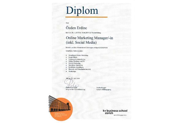 Diplom von Özden Erdinc für den erfolgreichen Abschluss als Online Marketing Manager (inkl. Social Media) an der KV Business School Zürich, das seine Qualifikation als SEO-Experte untermauert.