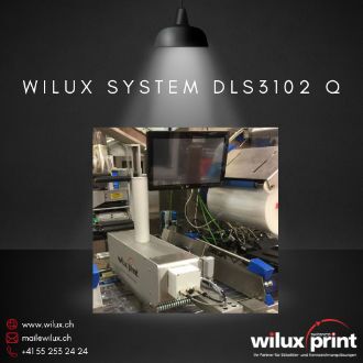 Querbahn Etikettierer WILUX System DLS3102 Q mit Vakuumbox und Zylinderrohr zur präzisen Direktbeschriftung von Fertigpackungen in Verpackungslinien, geeignet für mehrbahnige und mehrreihige Verpackungen.