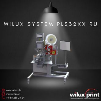 Der Rundum Etikettierer WILUX System PLS32XX RU zeigt ein halbautomatisches Etikettiersystem mit Rollenhalterung, Etikettierkopf und Steuereinheit für die präzise Rundum-Etikettierung von zylindrischen Produkten.