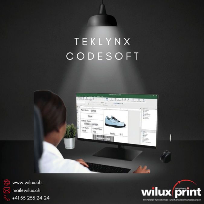 Person arbeitet am Computer mit TEKLYNX CODESOFT Software zur Erstellung eines Etikettenlayouts mit Barcode, präsentiert von WILUX PRINT.