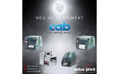 Präsentation verschiedener cab Etikettendrucker, darunter Modelle wie cab PX Q, cab SQUIX, cab MACH 4S und cab EOS2/EOS5, im Sortiment von WILUX PRINT. Die Drucker sind ideal für industrielle Anwendungen und setzen neue Masstäbe in Präzision und Effizienz