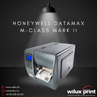 Detailansicht des Honeywell Datamax M-Class Mark II Druckers mit Fokus auf das blaue Bedienfeld und das sichtbare Etikett, ergänzt durch Kontaktinformationen von WILUX PRINT