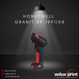 Seitenansicht des Honeywell Granit XP 1991iXR Barcode-Scanners in Schwarz-Rot, entwickelt für extreme industrielle Umgebungen. Der Scanner steht unter einem Scheinwerfer und zeigt seine robuste Konstruktion und ergonomisches Design.