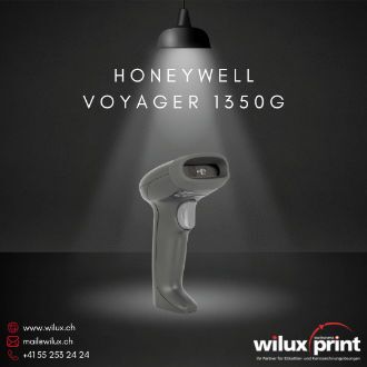 Der Honeywell Voyager 1350g Barcode-Scanner in Schwarz steht unter einer beleuchteten Lampe auf einem dunklen Hintergrund. Der ergonomische Scanner ist ideal für kleine bis mittelgrosse Unternehmen und unterstützt die Erfassung von 1D- und 2D-Barcodes.