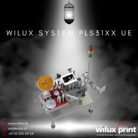 Industrielle Etikettiermaschine WILUX System PLS31xx UE, mit rotem Gehäuse und integriertem Thermotransferdrucker, ideal für Um-Eck-Etikettierung in der Produktkennzeichnung.