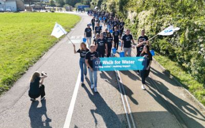 Teilnehmer tragen das offizielle Banner "GF Walk for Water - Moving water making impact" beim Charity-Event in Schaffhausen 2025