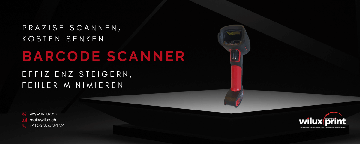 Ein rotschwarzer Barcode Scanner auf einem Podest, beleuchtet von einem Scheinwerfer. Text: 'Präzise scannen, Kosten senken – Barcode Scanner. Effizienz steigern, Fehler minimieren'. WILUX PRINT Logo unten rechts, Kontaktinformationen unten links.