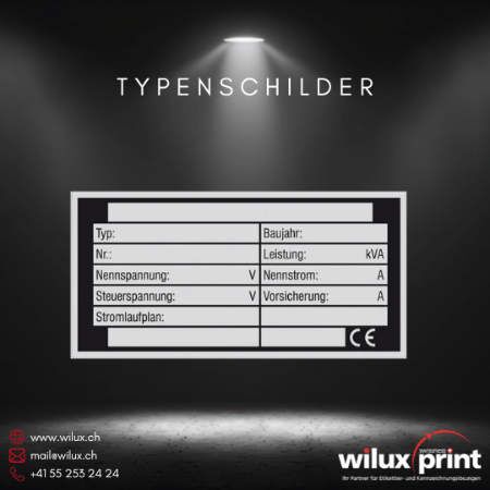 Typenschild mit technischen Daten, robust und witterungsbeständig für industrielle Anwendungen.