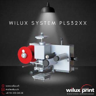 Etikettierer WILUX System PLS32XX mit integriertem Heissprägesystem, ideal für hochwertige und dauerhafte Etikettierungen im Durchlauf oder Stillstand.