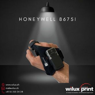 Seitliche Ansicht des Honeywell 8675i Wearable Scanners, der an einem Handscanner-Handschuh befestigt ist und unter einem Spotlight beleuchtet wird. Ergonomisches Design für freihändiges und effizientes Scannen in industriellen Umgebungen.