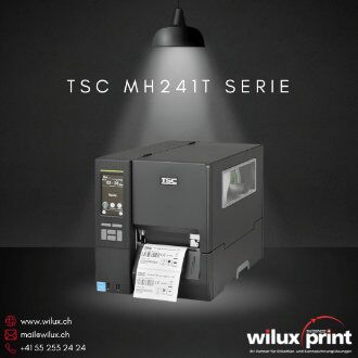 Der TSC MH241t Serie Industriedrucker in Aktion, mit hervorgehobenem Bedienfeld und einem sichtbaren Etikettenausdruck. Unter Spotlichtbeleuchtung vor dunklem Hintergrund, umrahmt von WILUX PRINT Kontaktinformationen