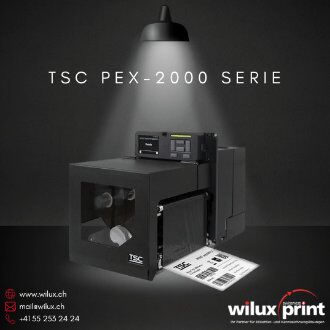 Der TSC PEX-2000 Serie Hochleistungs-Druckmodul in Betrieb, mit sichtbarem Bedienfeld und internen Komponenten durch ein transparentes Fenster, beleuchtet durch ein Spotlicht vor dunklem Hintergrund, umgeben von WILUX PRINT Kontaktinformationen