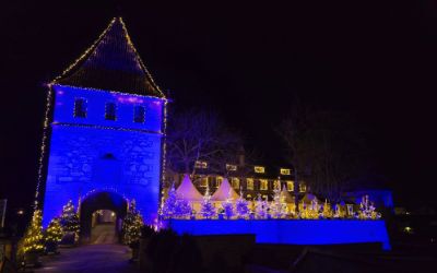 Das Schloss Laufen am Rheinfall in Schaffhausen, festlich beleuchtet und geschmückt, diente als beeindruckende Kulisse für das Weihnachtsessen der WILUX PRINT im Jahr 2024.