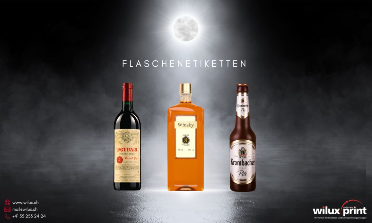 Drei Flaschen, eine Weinflasche, eine Whiskyflasche und eine Bierflasche, alle mit individuell gestalteten Flaschenetiketten, auf dunklem Hintergrund unter einem leuchtenden Mond.