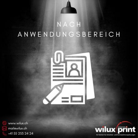 Symbol eines Dokuments mit einem Stift und einer Büroklammer auf einem dunkelgrauen Hintergrund, beleuchtet von einem Scheinwerfer. Oben steht der Text 'Nach Anwendungsbereich' und unten das WILUX PRINT Logo mit Kontaktinformationen.