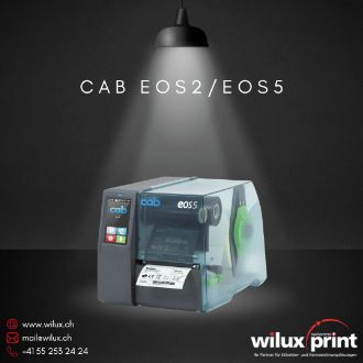 cab EOS5 Etikettendrucker mit transparentem Gehäuse und geschlossenem Aufbau, geeignet für Etikettenrollen bis zu 203 mm Durchmesser.