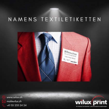 Person mit rotem Sakko und Krawatte trägt ein Namens Textiletikett auf der Brust, ideal für Veranstaltungen wie Konferenzen oder Messen.