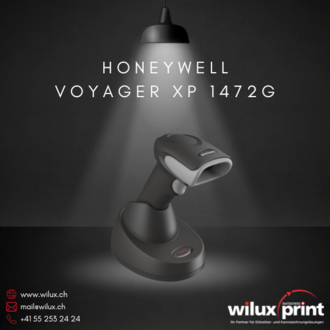 Der kabellose Honeywell Voyager XP 1472g Barcode-Scanner in Schwarz steht auf einer Basisstation unter einer beleuchteten Lampe. Ideal für den Einsatz im Einzelhandel und in der Lagerverwaltung, bietet er Bluetooth-Konnektivität und hohe Scan-Leistung.