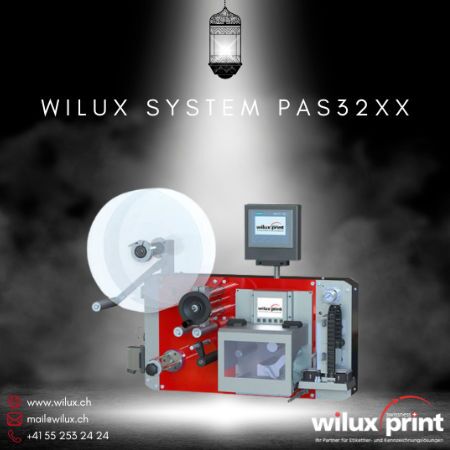 WILUX Etikettieranlage PAS32xx, ein industrielles Etikettiersystem zum Drucken und Applizieren, mit Display, Etikettenrolle und Applikationsmechanismus für präzise Produktkennzeichnung.