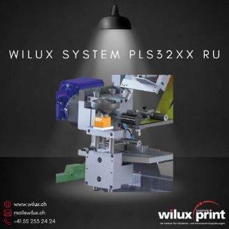 Rundum Etikettierer WILUX System PLS32XX RU mit integrierter Höhenverstellungseinheit, ideal für die präzise und flexible Etikettierung zylindrischer Produkte im Stillstand oder Durchlauf.