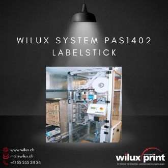 Der WILUX System PAS1402 Steck Etikettierer in Frontansicht, ausgestattet mit Thermotransferdruck-Technologie und einem automatisierten Etiketten-Spende- und Einsteckmodul zur Kennzeichnung von Mehrweggebinden.