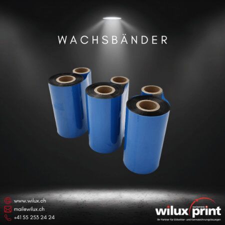 Vier blaue Wachsbänder für Thermotransferdruck, ideal für präzise und deutliche Beschriftungen in Industrie, Handel und Logistik.