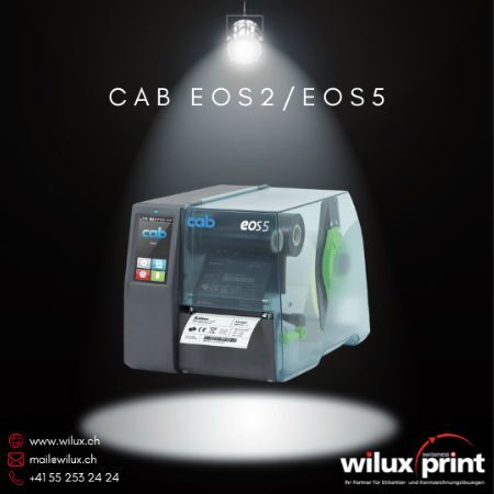 CAB EOS2/EOS5 Thermodirekt- und Thermotransferdrucker mit transparentem Gehäuse, Touchscreen-Display und integriertem Etikettenausgabeschlitz, geeignet für industrielle Etikettendrucklösungen.