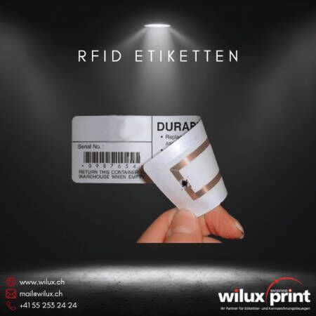 Nahaufnahme eines RFID Etiketts, das eine integrierte Funktechnologie zur automatischen Identifizierung von Produkten zeigt.