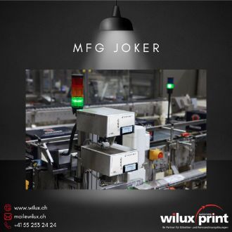 Zwei hochauflösende Tintenstrahldrucker vom Typ Joker sind in eine industrielle Produktionslinie, wie bei der Paulaner Brauerei, integriert und beschriften Produkte auf einem Förderband von oben.