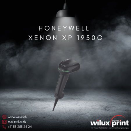 Kabelgebundener Barcode Scanner Honeywell Xenon XP 1950G unter einer beleuchteten Lampe, vor einem dunklen, nebligen Hintergrund. Robust und langlebig, ideal für Einzelhandel und Lagerlogistik.