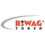 RIWAG Türen AG Logo in roter und schwarzer Schrift mit grauem Schwung, verwendet auf der Testimonial-Seite