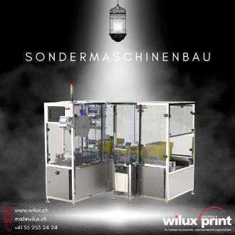 Sondermaschinenbau-Etikettiermaschine von WILUX PRINT, bestehend aus einem automatisierten System mit einem transparenten Schutzgehäuse, Förderbändern und Etikettiermodulen, massgeschneidert für komplexe industrielle Etikettierprozesse.