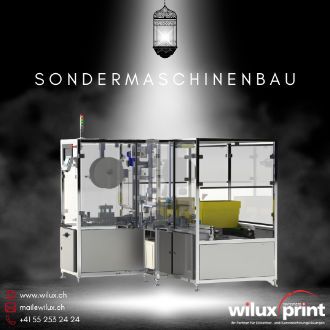 Industrielle Etikettiermaschine aus dem Sondermaschinenbau von WILUX PRINT, mit Schutzverkleidung und Förderband, für präzise automatische Etikettierung in Produktionsanlagen, Seitenansicht.