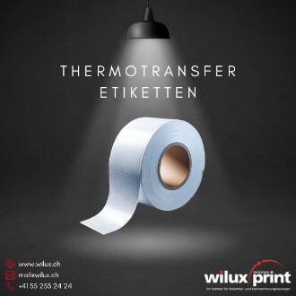 Thermotransfer Etiketten auf einer Rolle, bereit für den Druck mit exzellenter Qualität und Haltbarkeit.