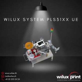 Um-Eck-Etikettierer WILUX System PLS31XX UE auf einem stabilen Tisch montiert, mit Etikettenrolle und Applikatorarm zur präzisen Etikettierung von Produkten mit Ecken und Kanten, ideal für Kartonverpackungen.