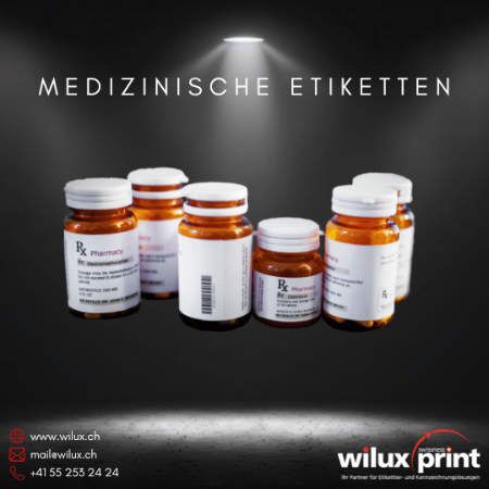 Mehrere braune Medizinflaschen mit weissen medizinischen Etiketten für Kennzeichnung und Organisation im Gesundheitsbereich.