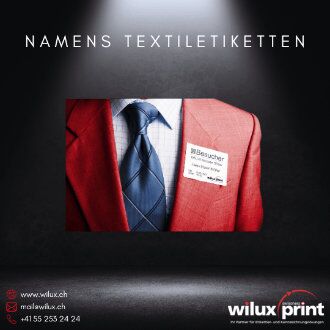 Namens Textiletikett auf einem roten Anzug, ideal für Seminare, Konferenzen und Messen.