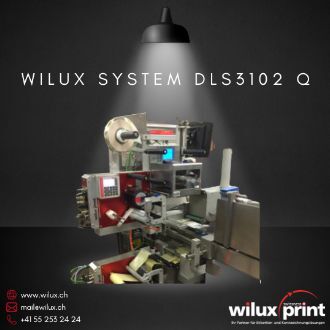 Querbahn Etikettierer WILUX System DLS3102 Q mit integriertem Drucker und Applikator für die automatische Direktbeschriftung von Verpackungen in mehrbahnigen Produktionslinien, präzise und effizient.