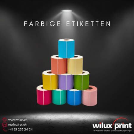 Stapel von farbigen Etikettenrollen in verschiedenen leuchtenden Farben, ideal für eine auffällige und professionelle Produktkennzeichnung.