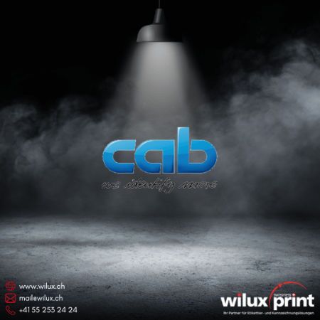 Logo der Marke cab, ein führender Anbieter für Etikettendrucker nach Marken, präsentiert unter einem Spotlight mit einem nebeligen Hintergrund.