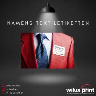 Person trägt ein Namens Textiletikett auf einem roten Sakko während einer Veranstaltung.