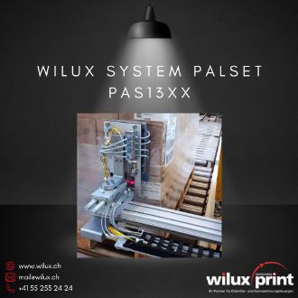 Paletten Etikettierer WILUX System PalSet PAS13XX im Einsatz, zeigt den Applikator, der ein Etikett präzise auf eine Palette aufbringt. Optimiert für automatische und effiziente Kennzeichnung von Paletten und Versandgebinden.