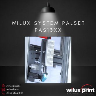 Nahaufnahme des Applikator-Stempels des WILUX System PalSet PAS13XX Paletten Etikettierers. Das System ermöglicht die präzise Platzierung von Etiketten auf Paletten und Transportgebinden, ausgestattet mit einem Inline-Thermotransferdrucker.