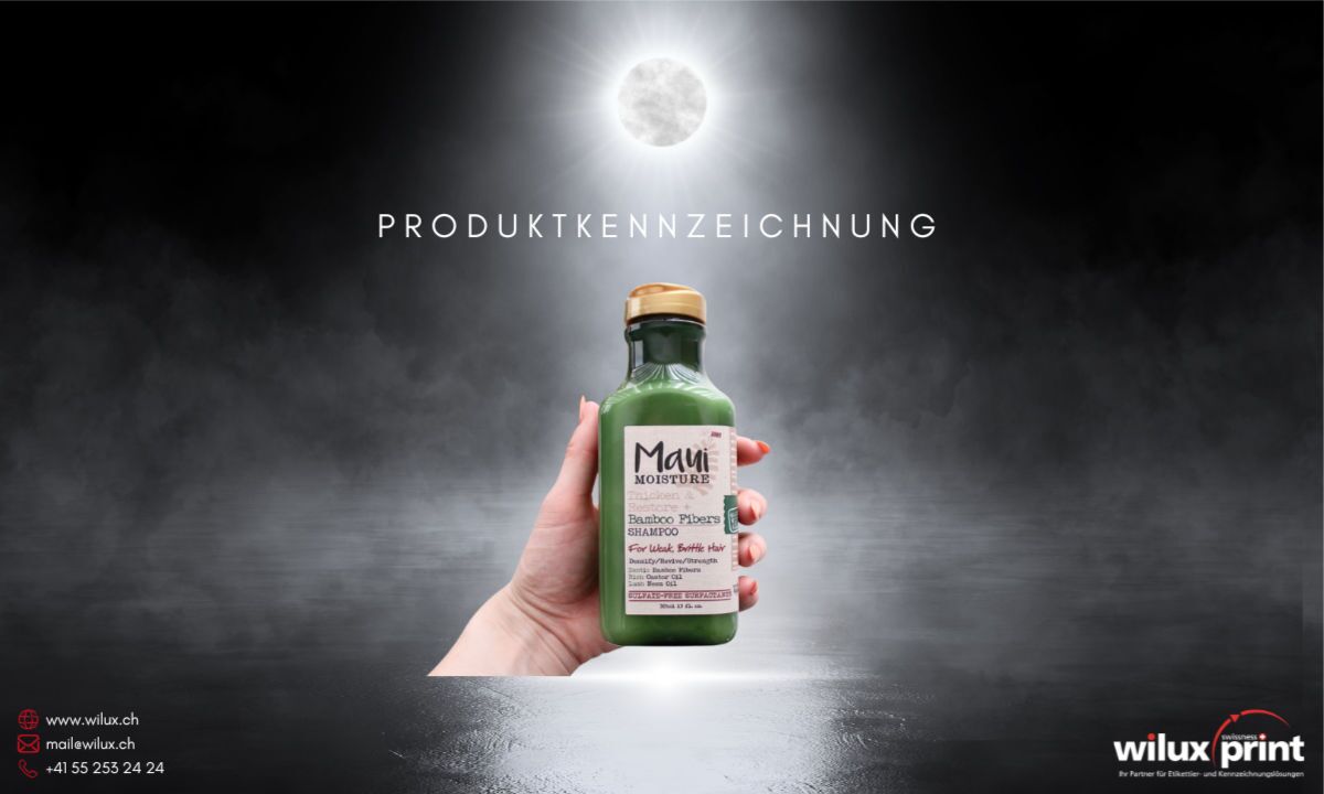 Hand hält eine Flasche mit Etikett, das die Produktkennzeichnung von Shampoo zeigt, als Beispiel für korrekte Etikettierung von Kosmetikprodukten.