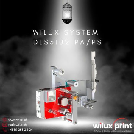 Der automatische Etikettenspender WILUX System DLS3102 PA/PS mit rotem Gehäuse, ausgestattet mit einem Präzisionsspendemodul und adaptierbaren Pneumatik- und Elektroadaptern für genaue Etikettenapplikation im Stillstand.