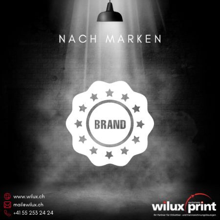 Ein leuchtendes Brand-Logo auf einem dunkelgrauen Hintergrund, beleuchtet von einem Scheinwerfer. Der Text 'Nach Marken' steht oben, das WILUX PRINT Logo und Kontaktinformationen befinden sich unten.